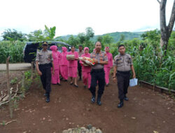 Kapolsek Biringbulu Gowa Dampingi Bhayangkari Ranting Laksanakan Bakti Sosial ke Warga Kurang Mampu